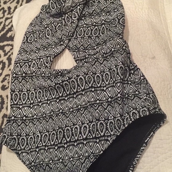 Black and white one piece bathing suit - Picture 2 of 4